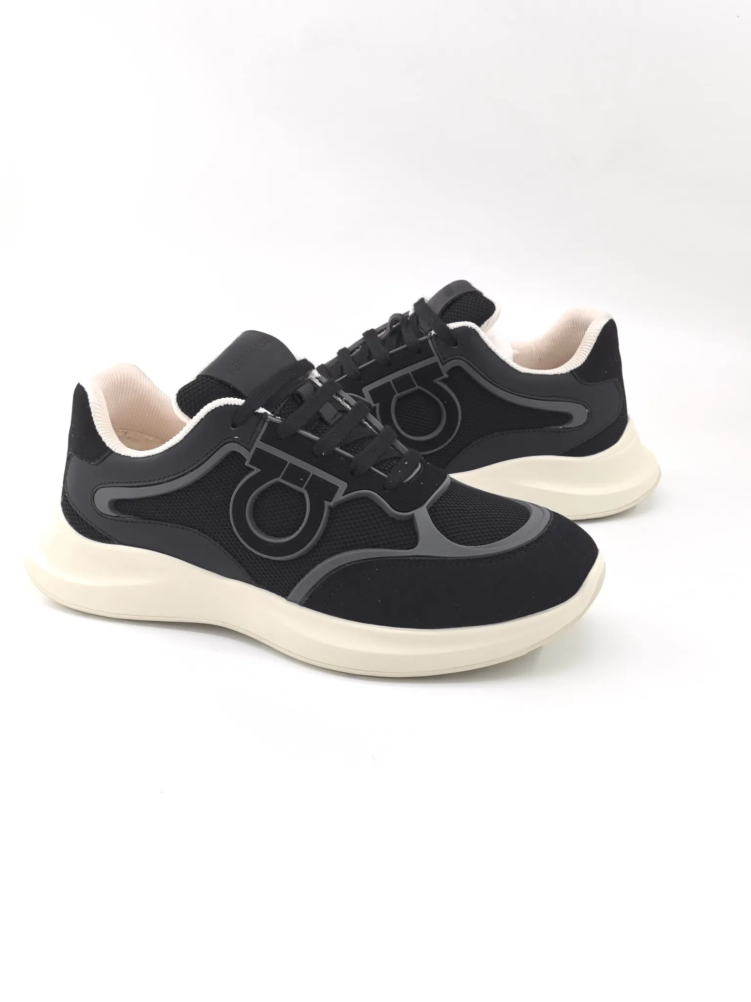 [Ferragamo] Top P: 740💰 Size: 39~44 (38 45 custom-made, non-refundable) 2025 Ferragamo men's new casual sports shoes, sports fashion charm, classic matching colors, elegant style and casual charm complement each other, showing urban fashion style. Rich colors interweave with modern charm, and simple lines outline the silhouette of the bag, interpreting casual aesthetics. Imported calfskin + first layer suede + TPU outsole